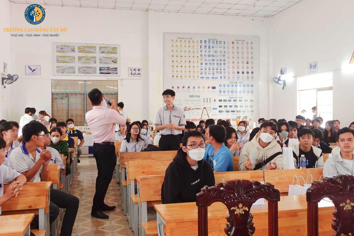 Không khí buổi học luôn rất sôi nổi