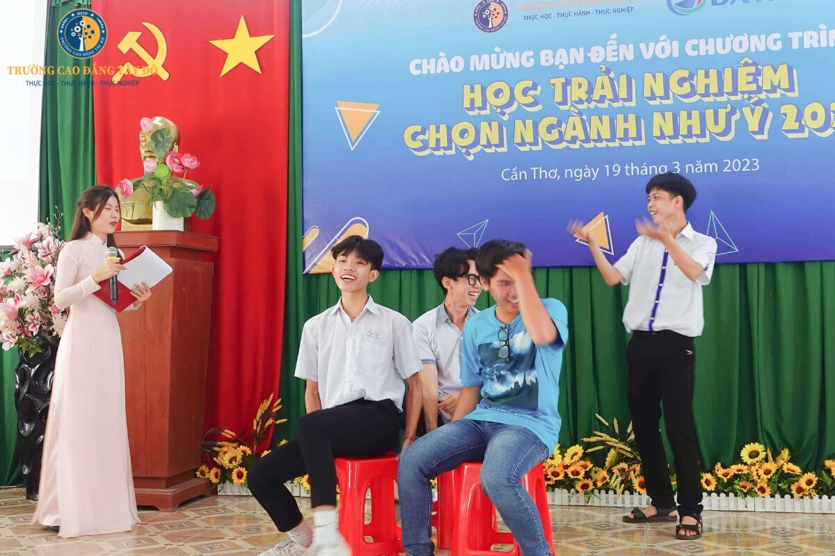 Các em rất hào hứng chơi trò chơi