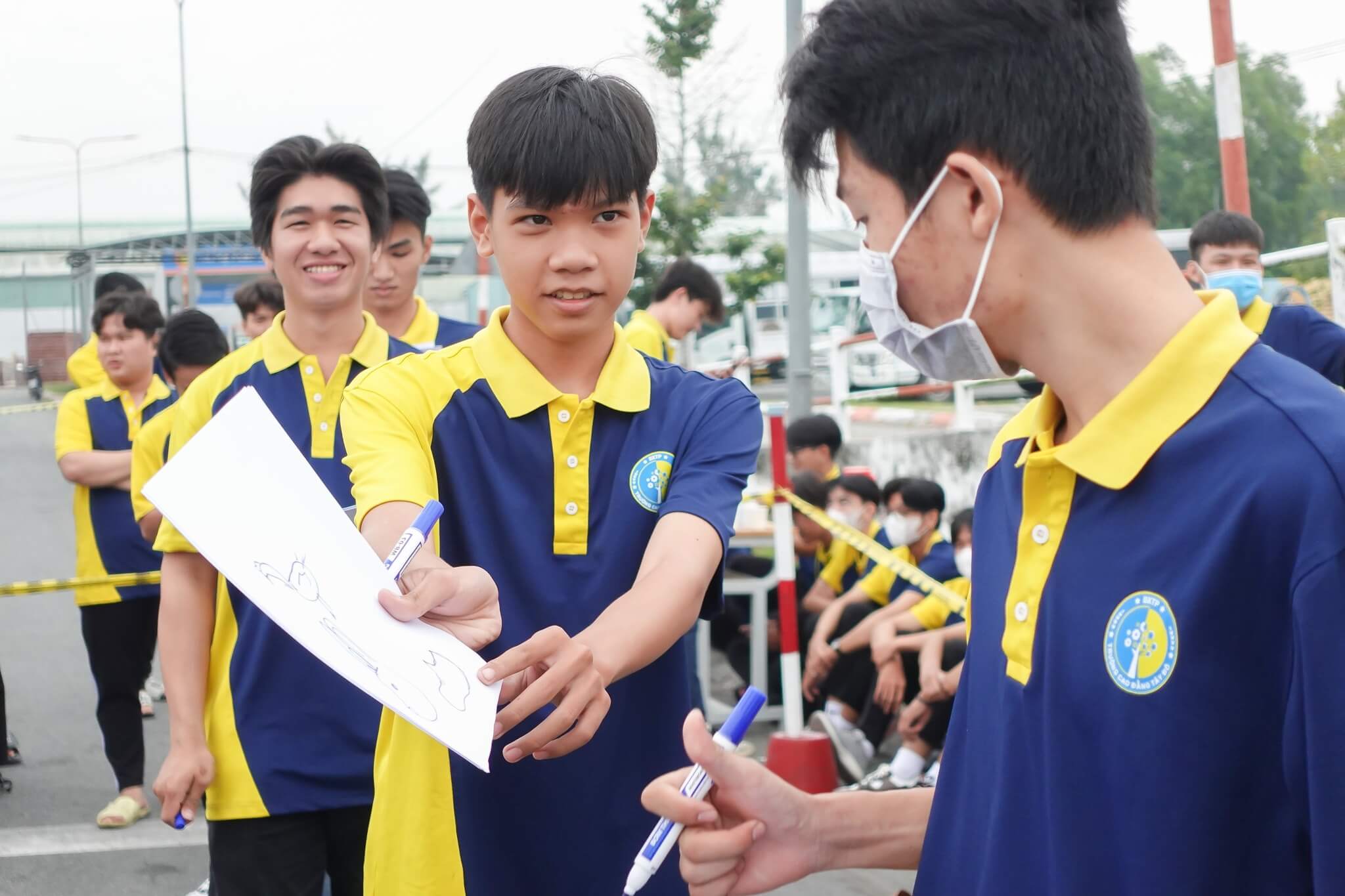 Vẽ tranh tiếp sức