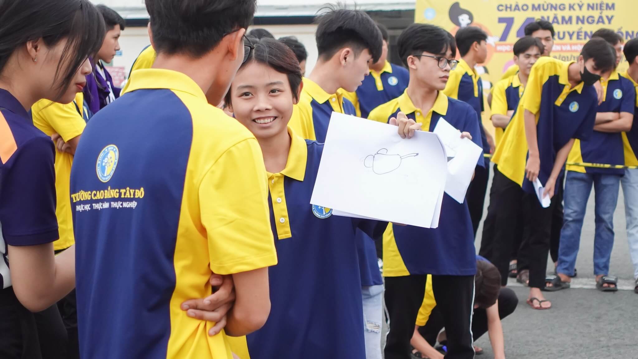 Hội thi vẽ tranh tiếp sức