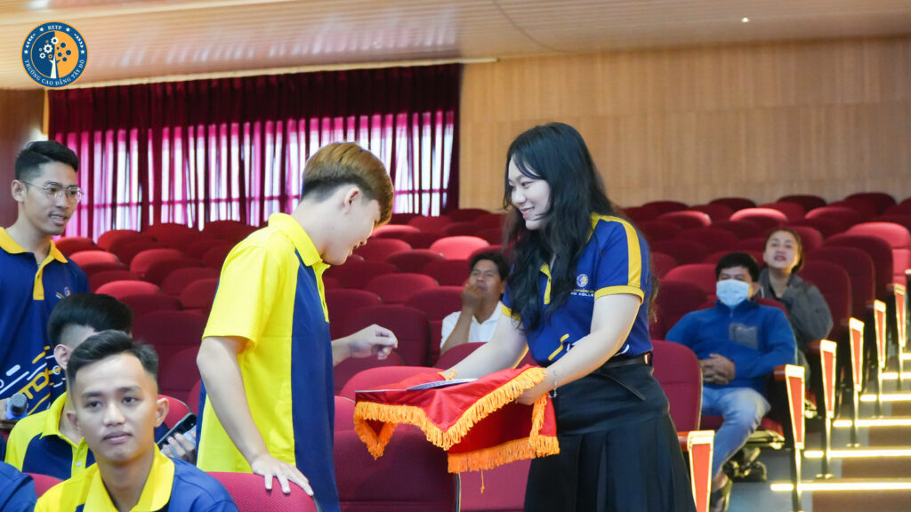 T&acirc;n sinh vi&ecirc;n nhận qu&agrave; nhập học từ trường