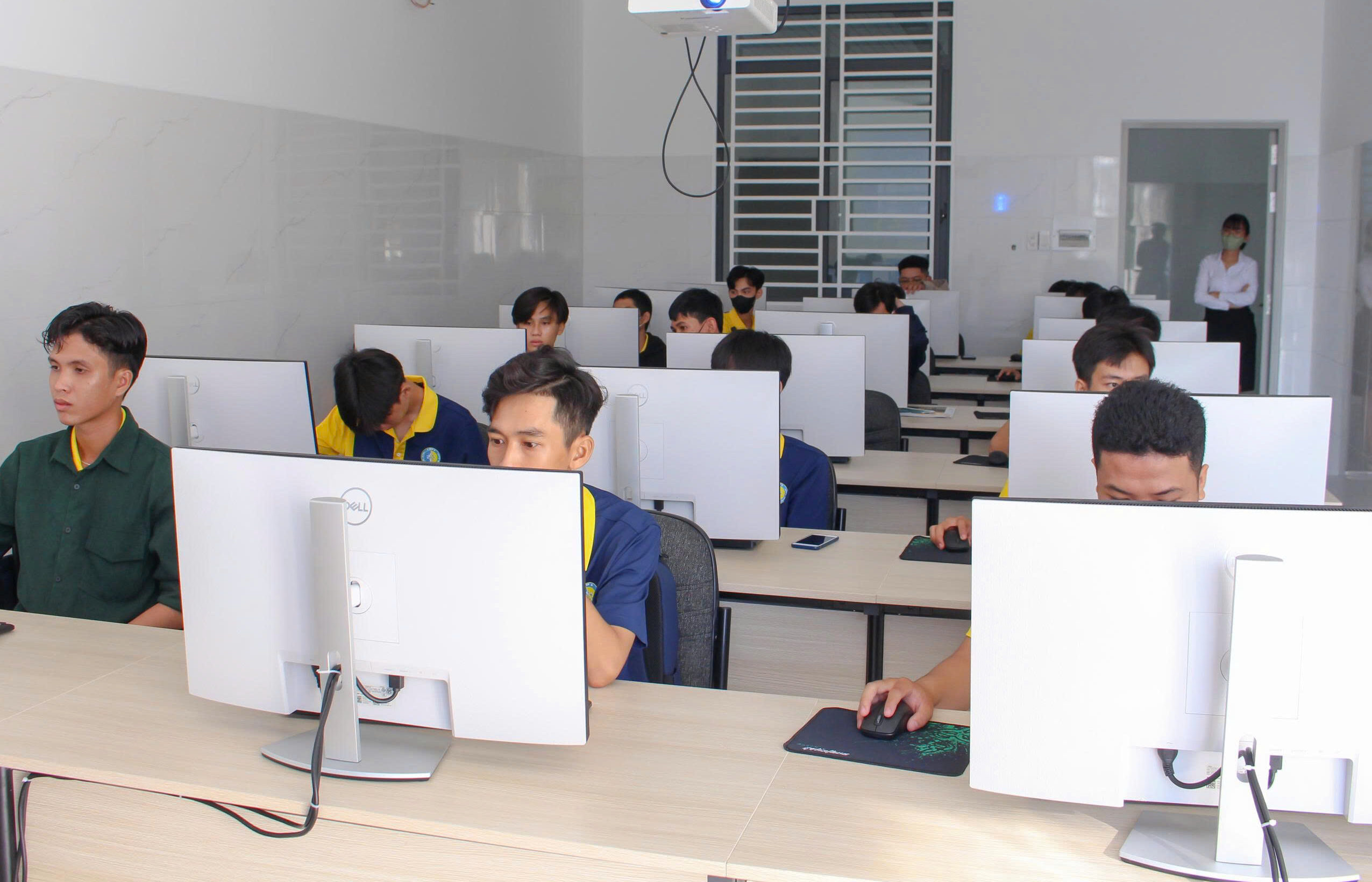 Kh&oacute;a Lập tr&igrave;nh cơ bản với vi điều khiển