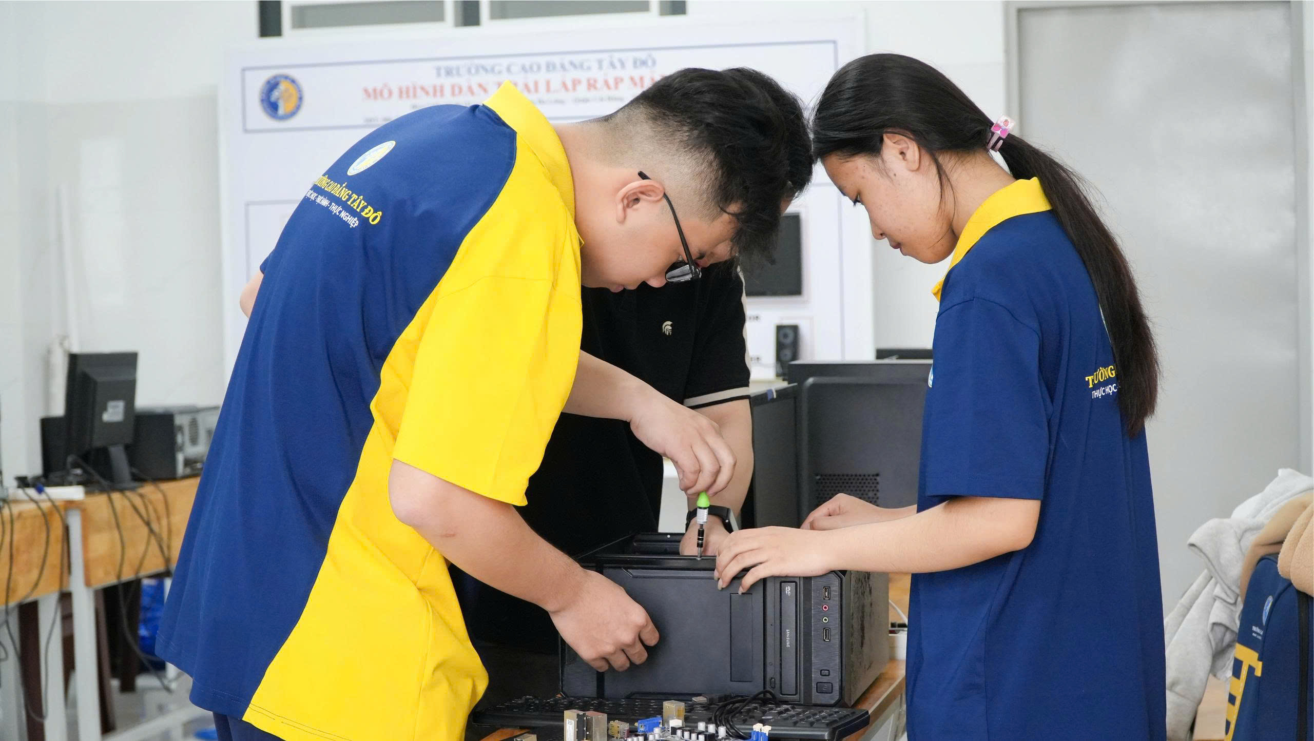 Kh&oacute;a Lập tr&igrave;nh cơ bản với vi điều khiển