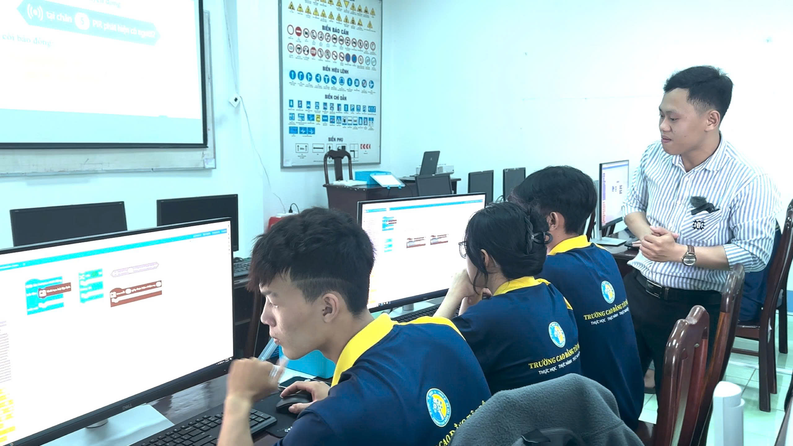 Kh&oacute;a Lập tr&igrave;nh cơ bản với vi điều khiển