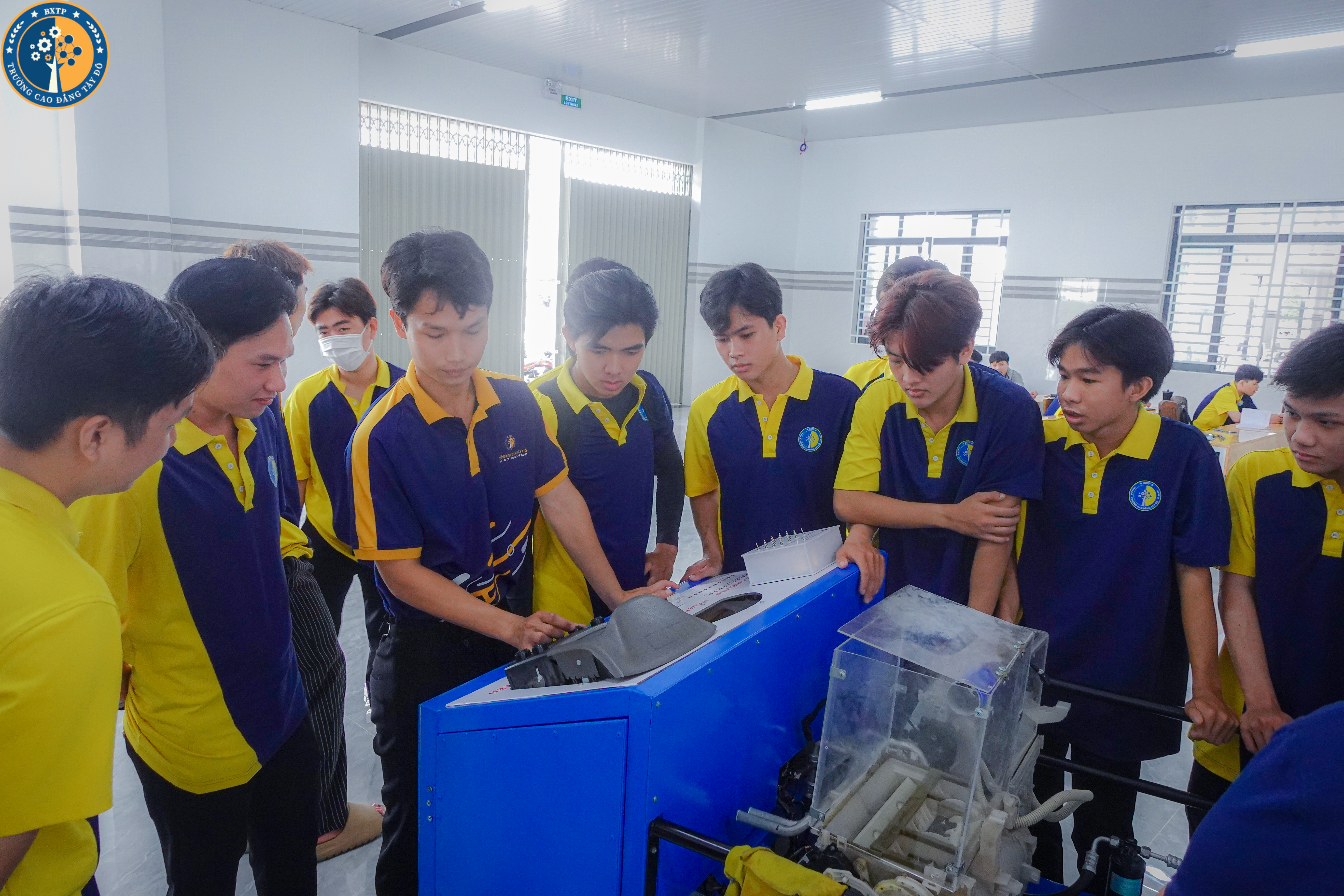 Học C&ocirc;ng Nghệ &Ocirc; T&ocirc; Tại Cao Đẳng T&acirc;y Đ&ocirc; &ndash; Đ&oacute;n Đầu Xu Hướng Xe Điện V&agrave; C&ocirc;ng Nghệ Hiện Đại