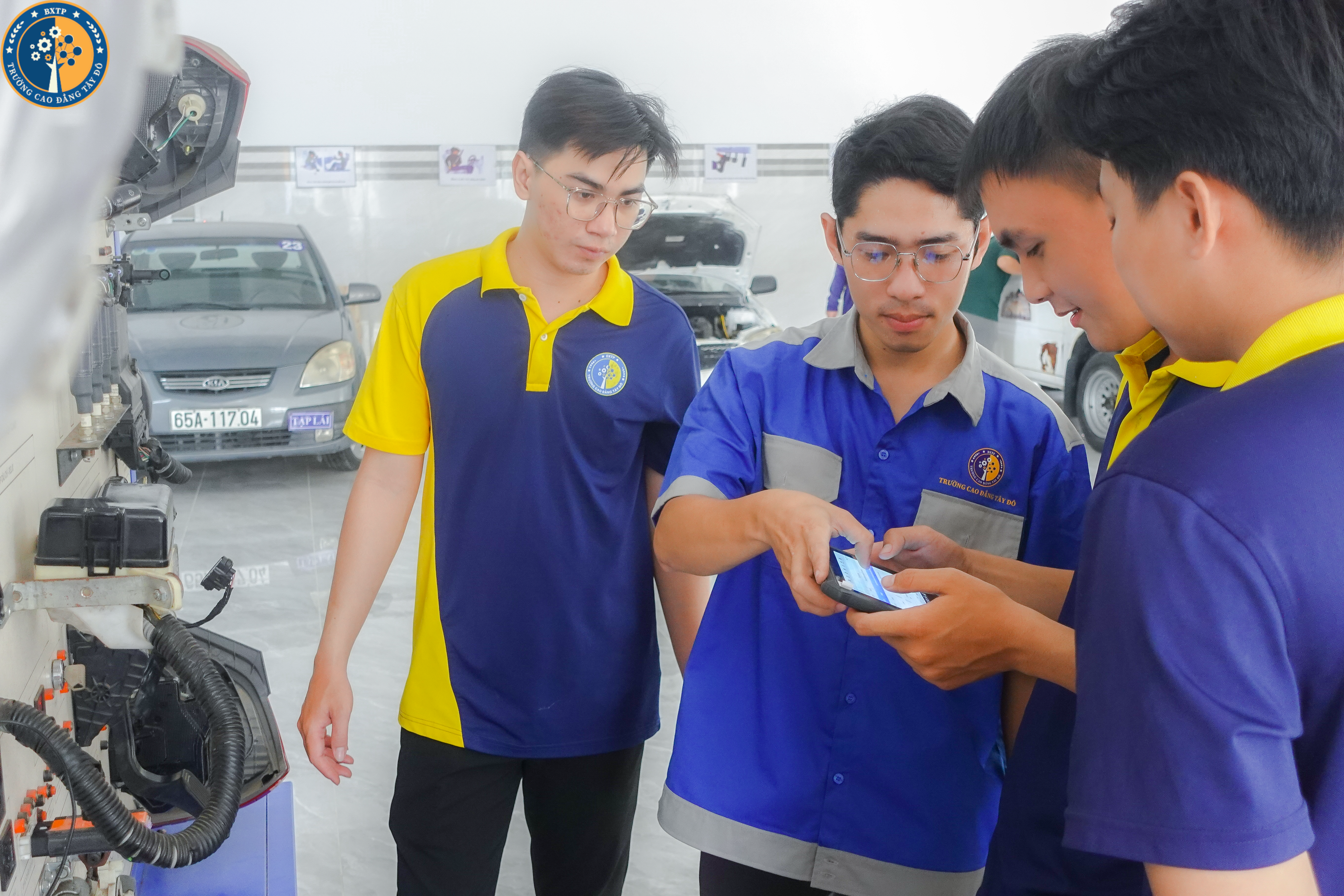NG&Agrave;NH C&Ocirc;NG NGHỆ &Ocirc; T&Ocirc; &ndash; NG&Agrave;NH HỌC Đ&Oacute;N ĐẦU XU HƯỚNG XE ĐIỆN