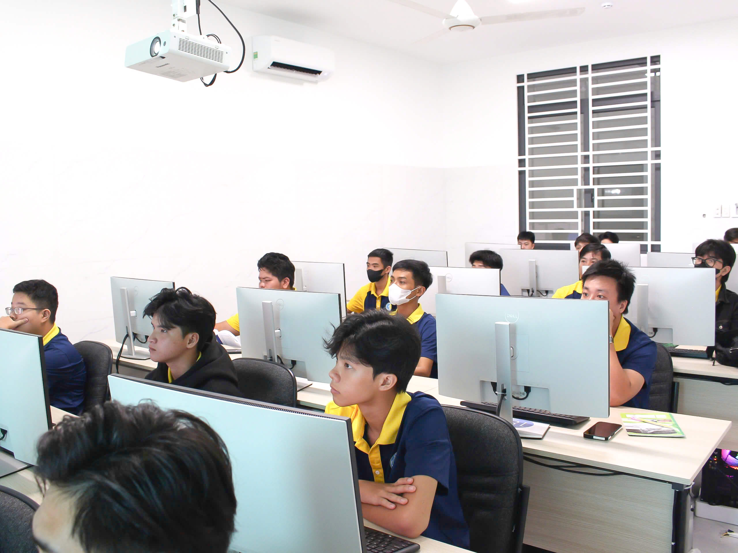 Học ng&agrave;nh C&ocirc;ng Nghệ Th&ocirc;ng Tin gồm những m&ocirc;n g&igrave;? Ra trường l&agrave;m g&igrave;?