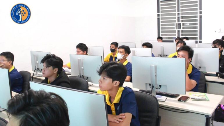 Học ng&agrave;nh C&ocirc;ng Nghệ Th&ocirc;ng Tin gồm những m&ocirc;n g&igrave;? Ra trường l&agrave;m g&igrave;?