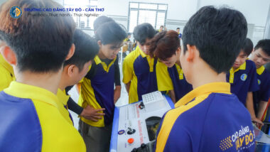 Cơ Hội Việc L&agrave;m Khi Học Ng&agrave;nh C&ocirc;ng Nghệ &Ocirc; T&ocirc; Tại Cao Đẳng T&acirc;y Đ&ocirc;: Tăng Lợi Thế Khi Xin Việc Thực Tế Tại Gara Sửa &Ocirc; T&ocirc;, Đại L&yacute; Xe &Ocirc; T&ocirc;