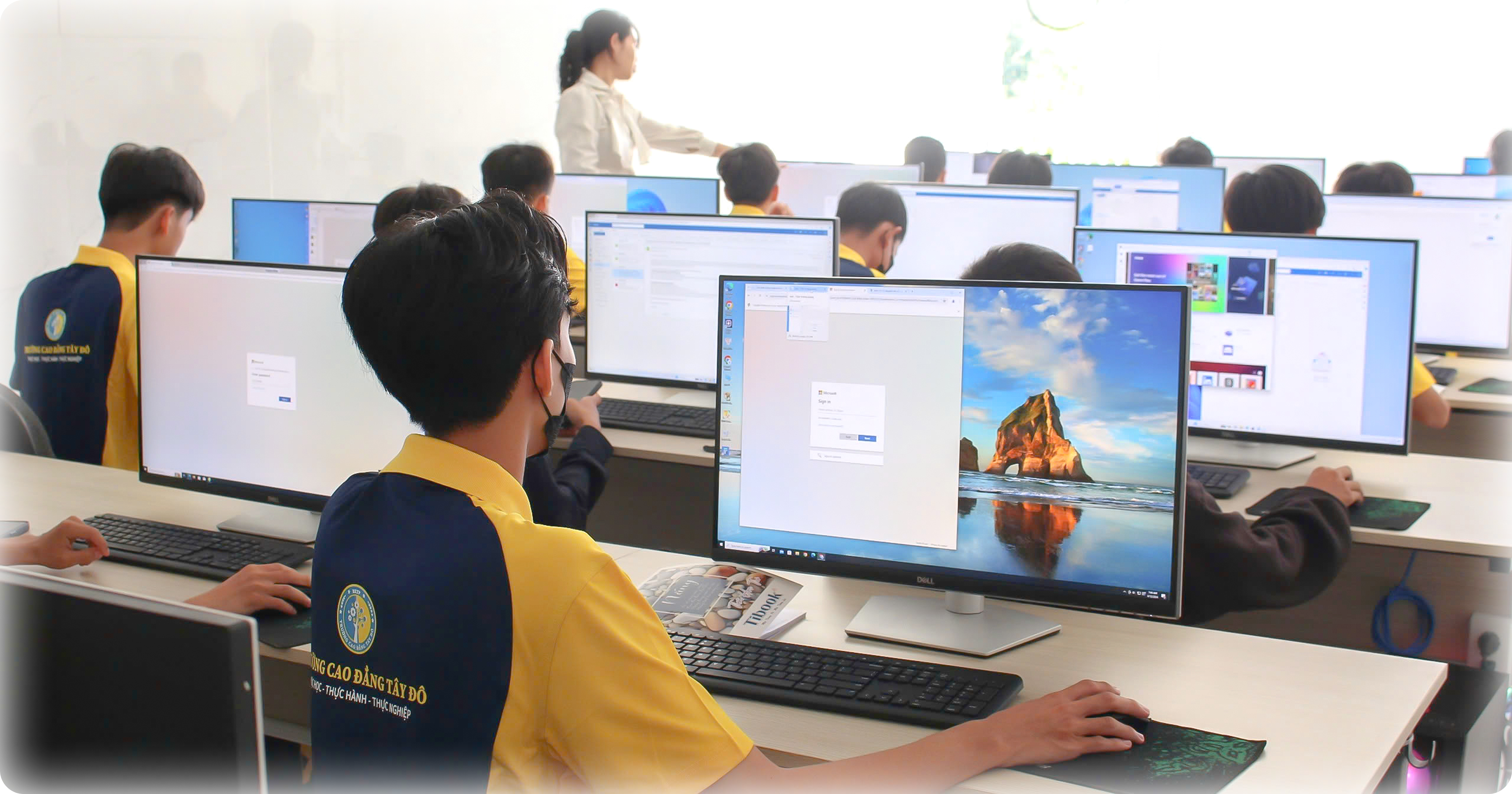 Tuyển sinh ng&agrave;nh CNTT