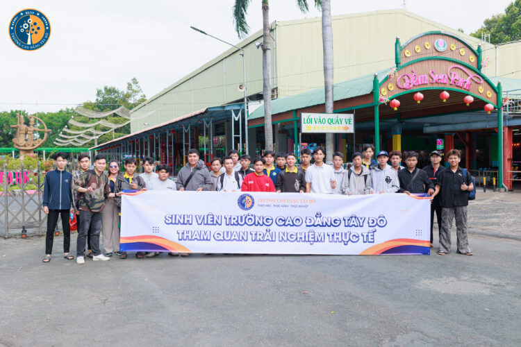 Sinh viên Cao đẳng Tây Đô tham quan, học tập tại Đầm Sen