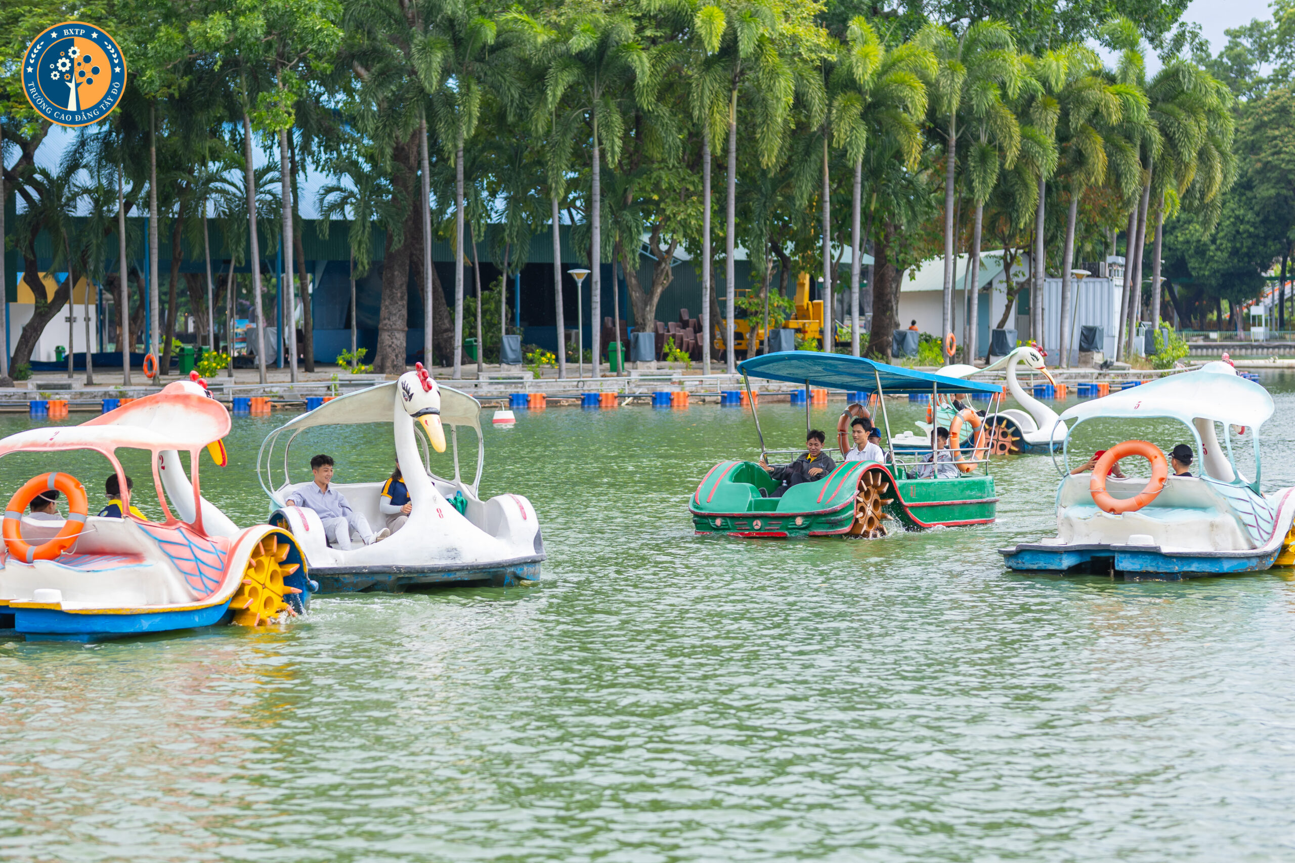 Sinh vi&ecirc;n Cao đẳng T&acirc;y Đ&ocirc; tham quan, học tập tại Đầm Sen