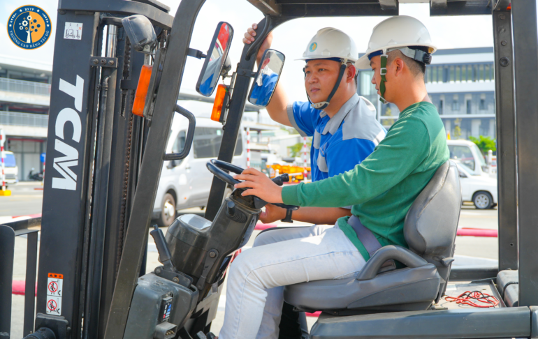 Khóa Học Vận Hành Xe Nâng Tại Cần Thơ – Học Nhanh, Có Chứng Chỉ Tại Trường Cao Đẳng Tây Đô 2026