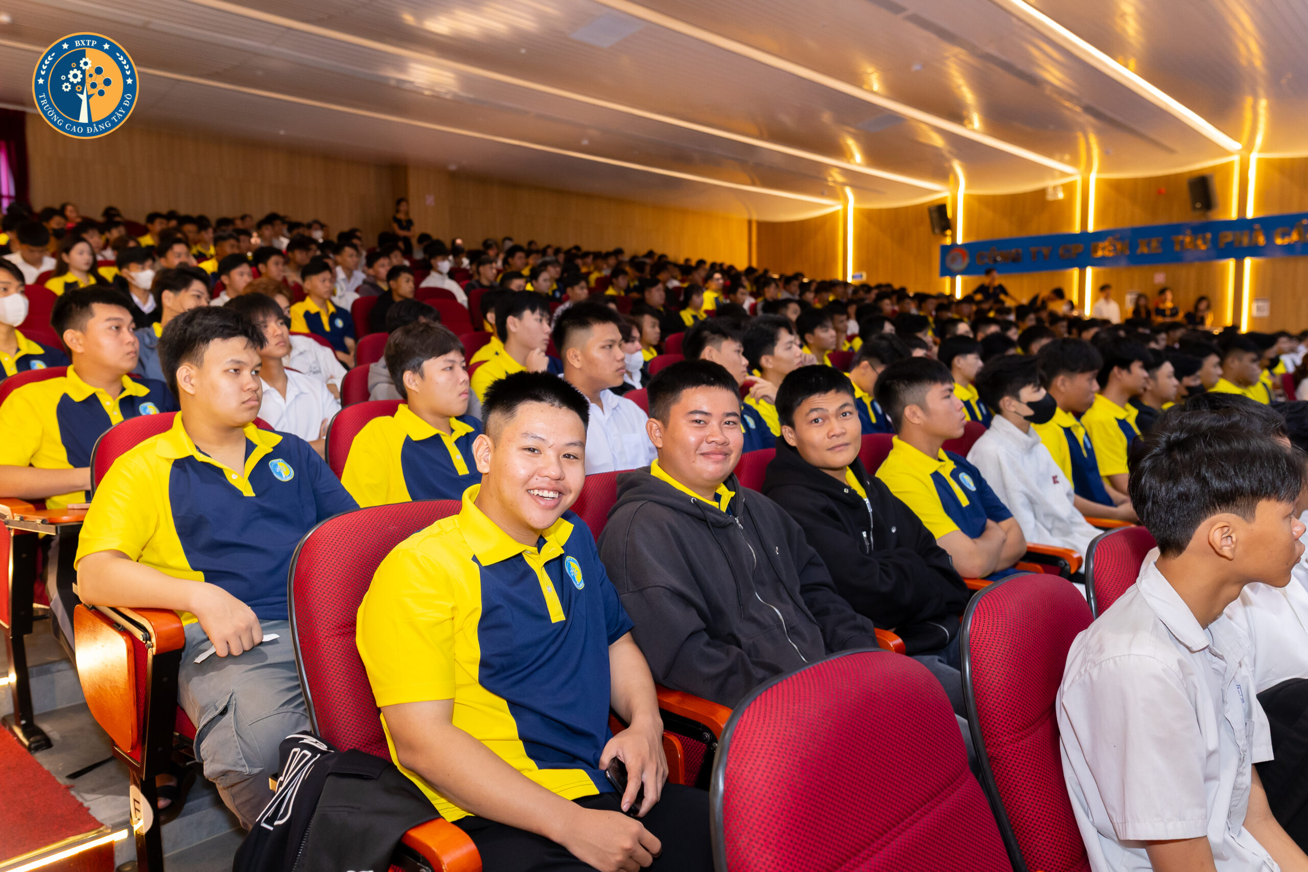 600 T&Acirc;N SINH VI&Ecirc;N K2026 THAM DỰ LỄ ĐỊNH HƯỚNG TẠI CAO ĐẲNG T&Acirc;Y Đ&Ocirc;