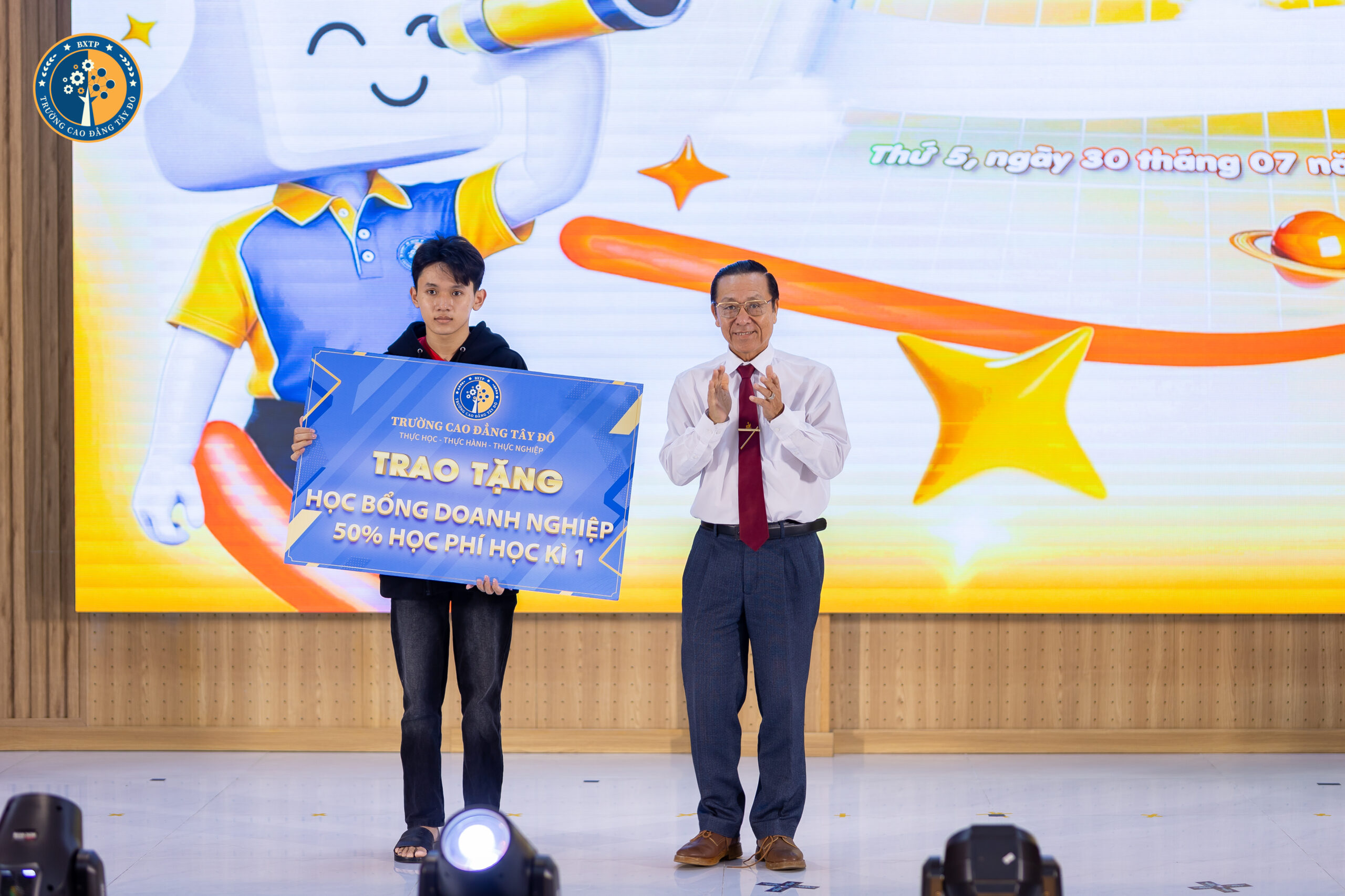 600 T&Acirc;N SINH VI&Ecirc;N K2026 THAM DỰ LỄ ĐỊNH HƯỚNG TẠI CAO ĐẲNG T&Acirc;Y Đ&Ocirc;