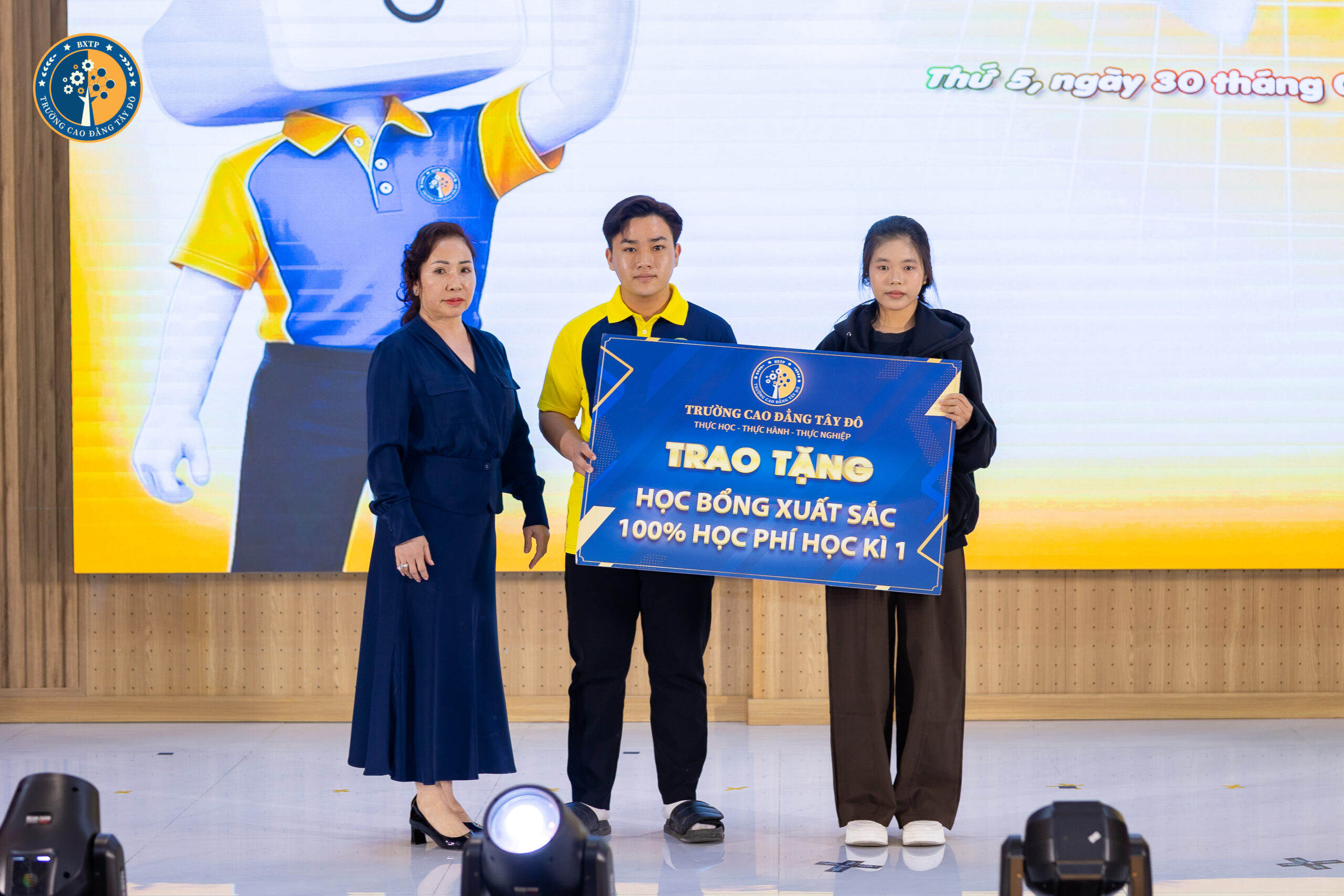 600 T&Acirc;N SINH VI&Ecirc;N K2026 THAM DỰ LỄ ĐỊNH HƯỚNG TẠI CAO ĐẲNG T&Acirc;Y Đ&Ocirc;