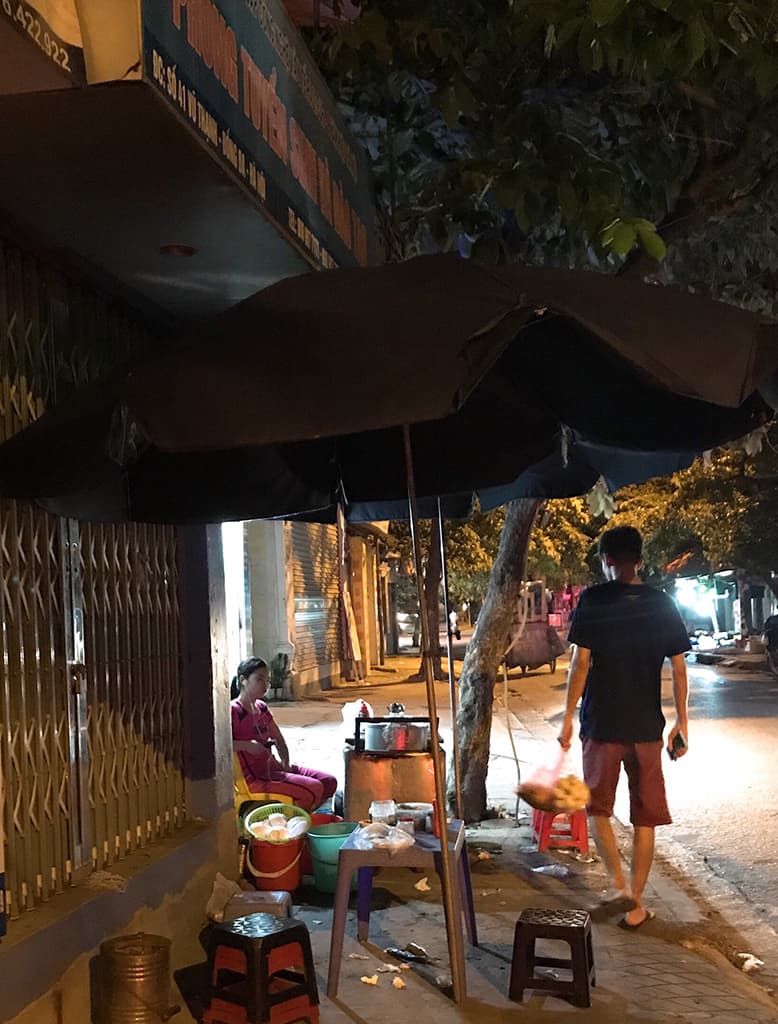 Quán bánh giò – trứng vịt lộn ở 41 Vũ Thạnh - Quán ăn đêm Hà Nội