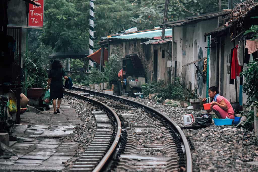 địa điểm sống ảo hà nội-đường tàu sông hồng
