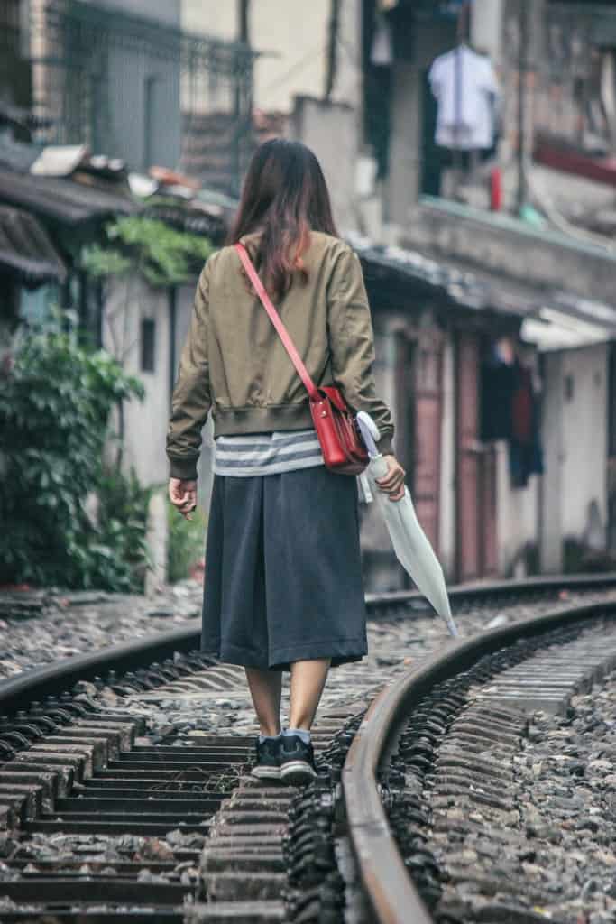 địa điểm sống ảo hà nội-đường tàu sông hồng