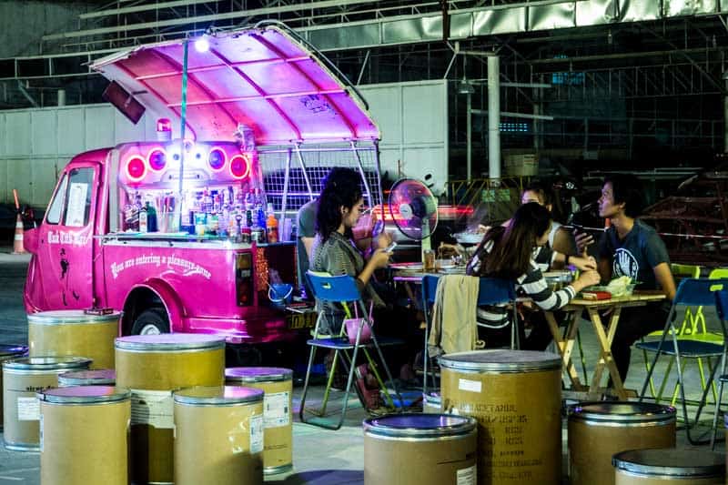 chợ đêm bangkok-Train Night Market - Ratchada-Talad Rot Fai