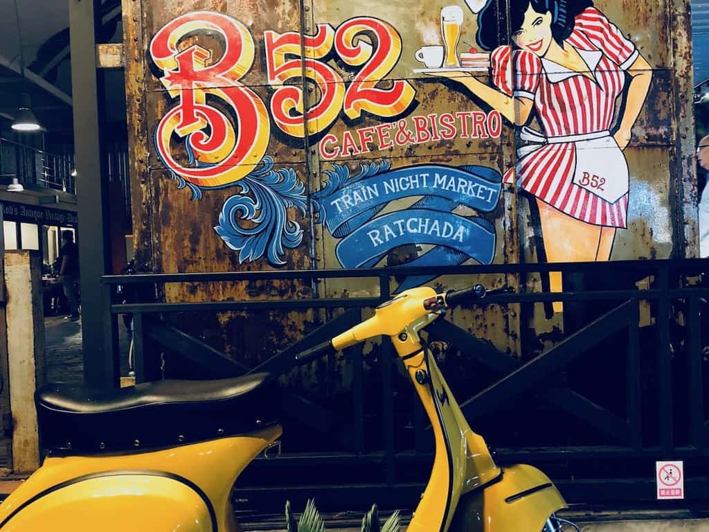 chơ đêm bangkok-Train Night Market - Ratchada-Talad Rot Fai