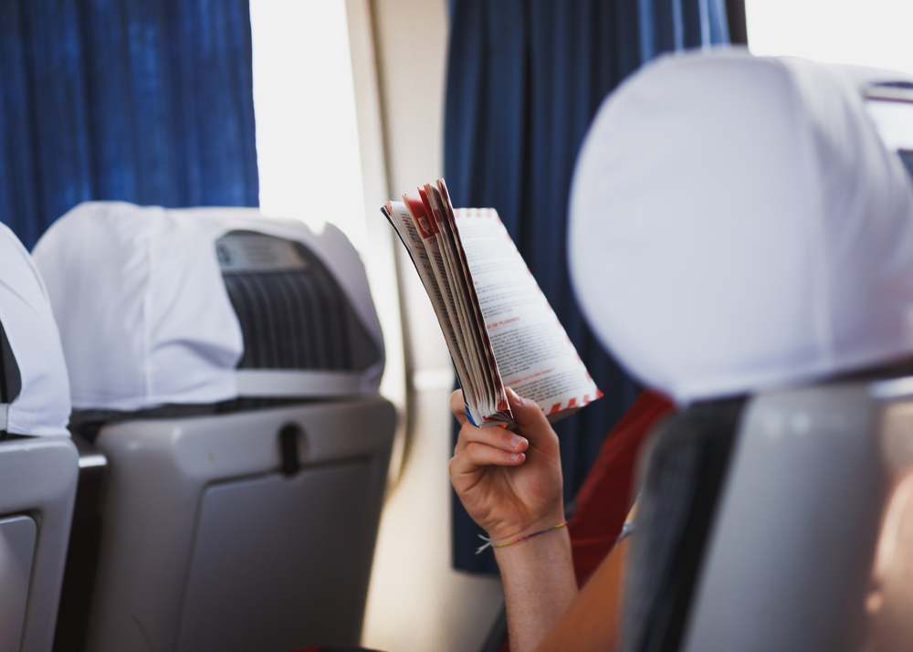 Membaca buku di kereta api