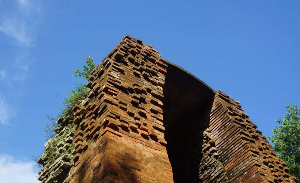 Đỉnh cong của tháp cổ Vĩnh Hưng