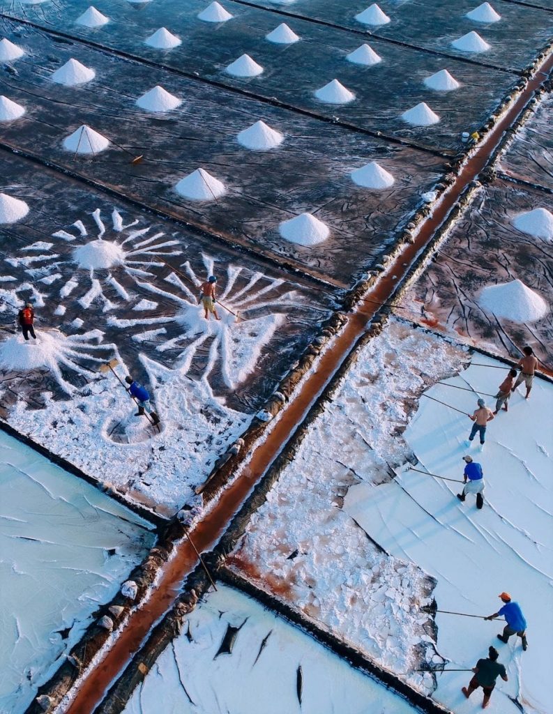 Muối được gom lại thành đống lớn