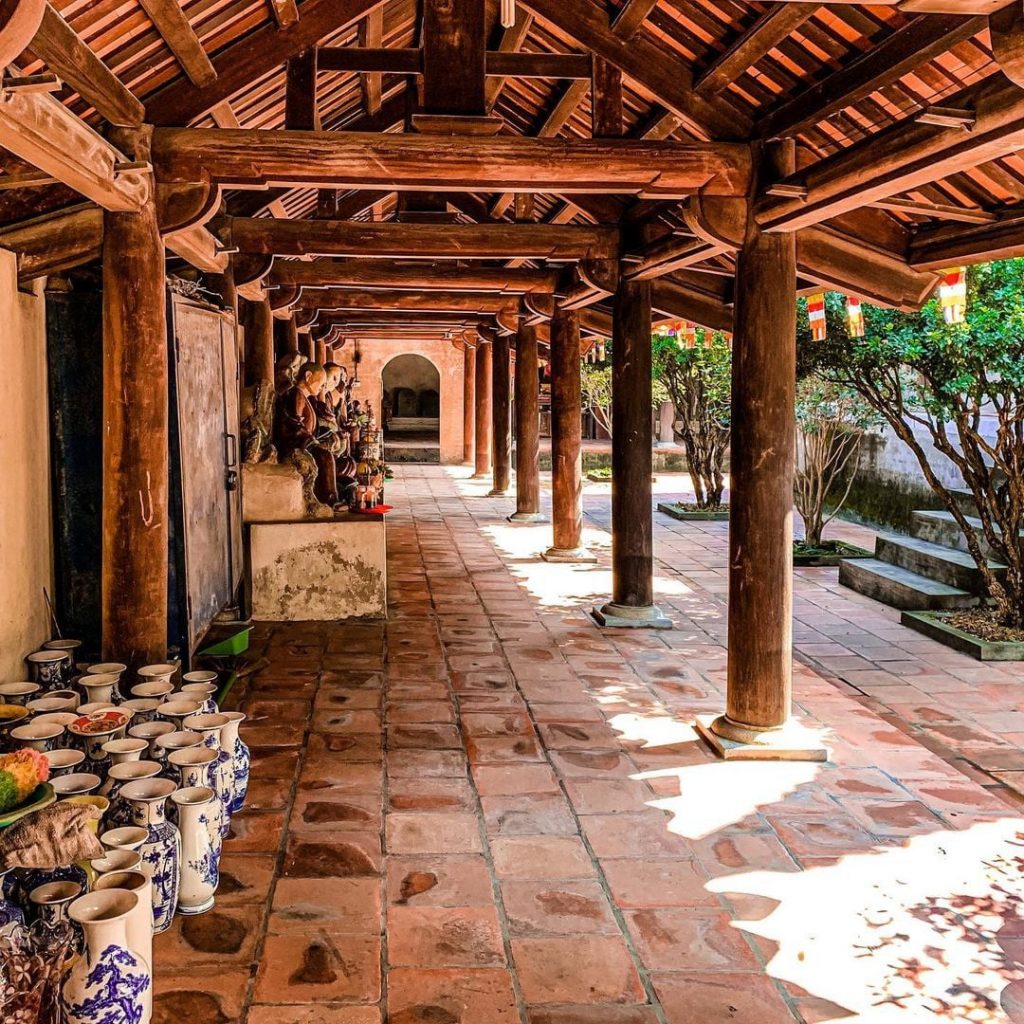 Hành lang của chùa Dâu