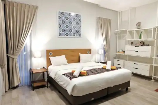 Vila di Jakarta dengan Kolam Renang Pribadi - CoHaus