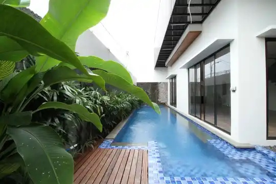 Vila di Jakarta dengan Kolam Renang Pribadi - CoHaus
