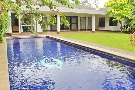 Vila di Jakarta dengan Kolam Renang Pribadi - Siaga Raya 3 Villas
