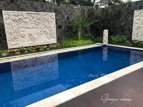 Vila di Jakarta dengan Kolam Renang Pribadi - Villa Griya Vina