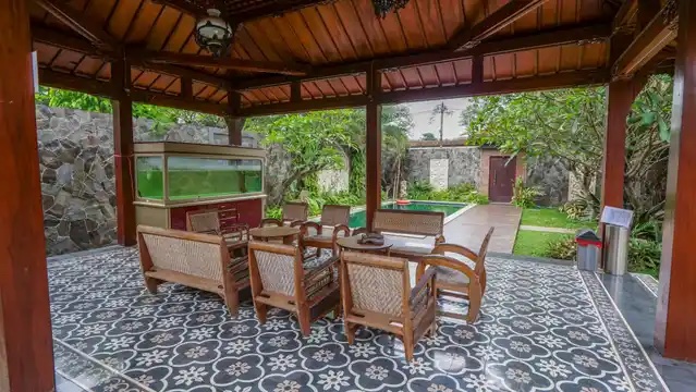 Vila di Jakarta dengan Kolam Renang Pribadi - Villa Griya Vina