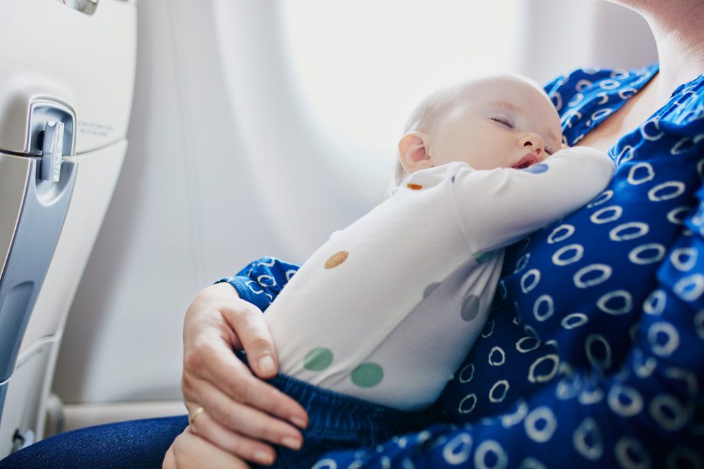 trẻ em đi máy bay cần giấy tờ gì