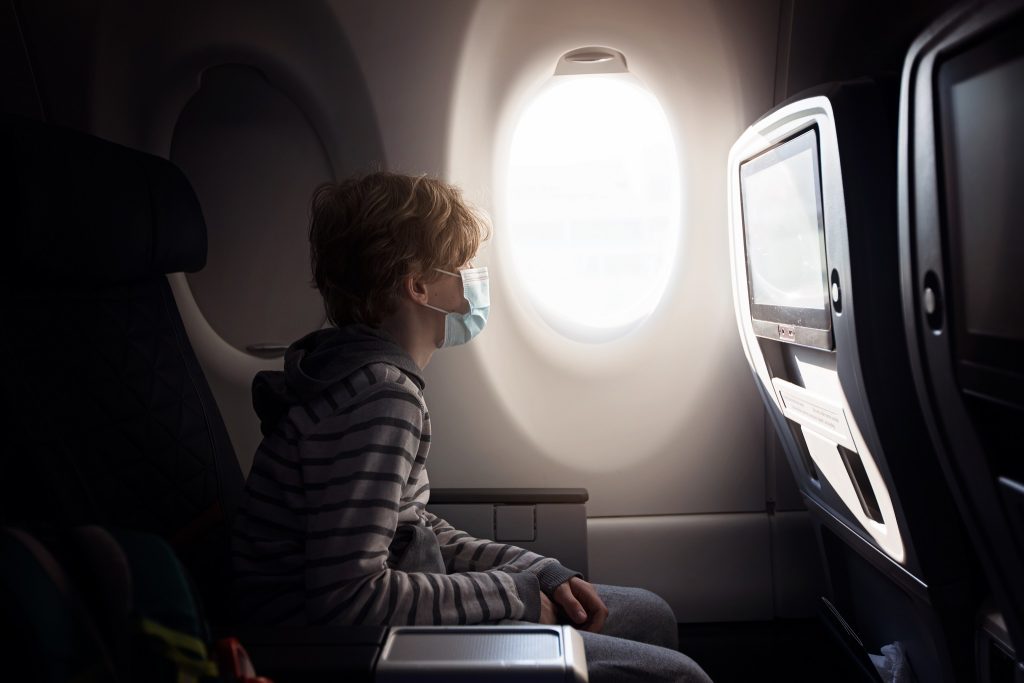 trẻ em đi máy bay cần giấy tờ gì