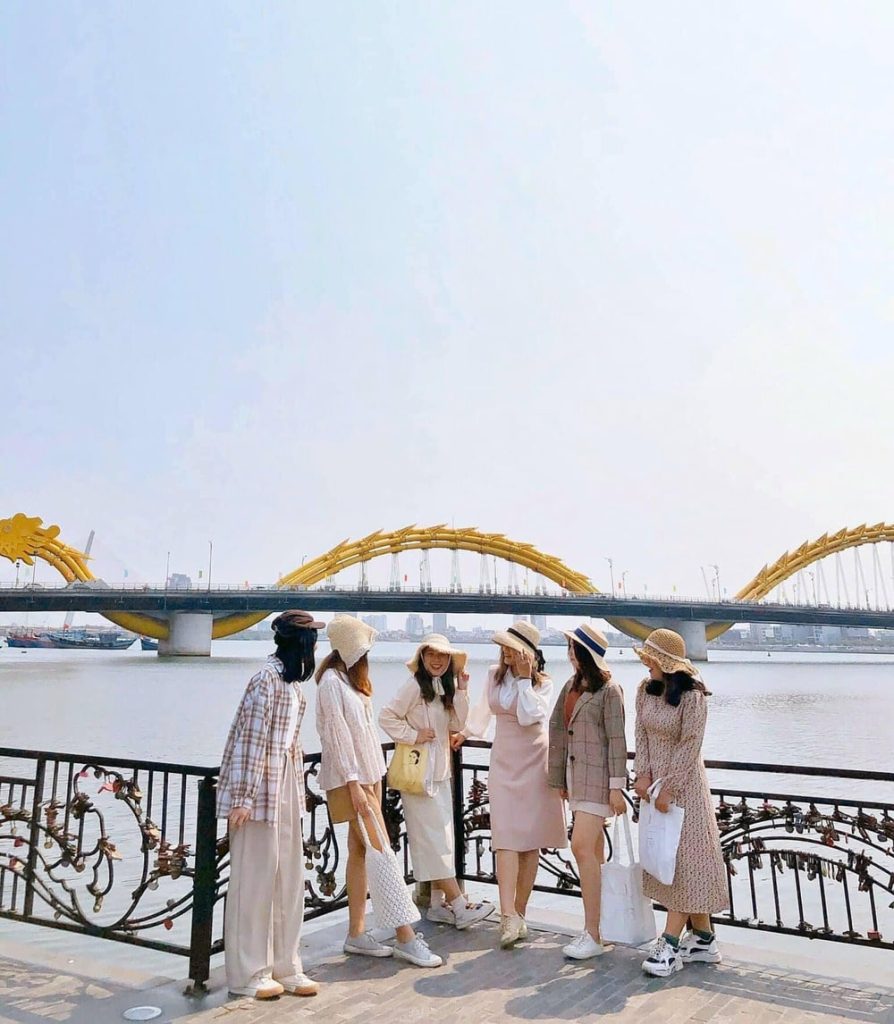 Chec-in tại cầu Rồng