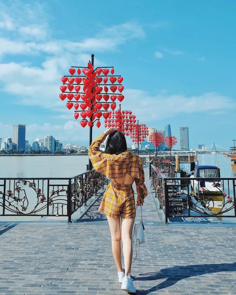 Check-in cầu khóa tình yêu