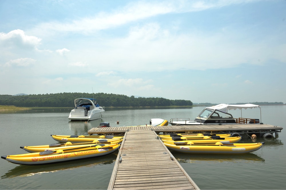Du thuyền trên hồ Đại Lải