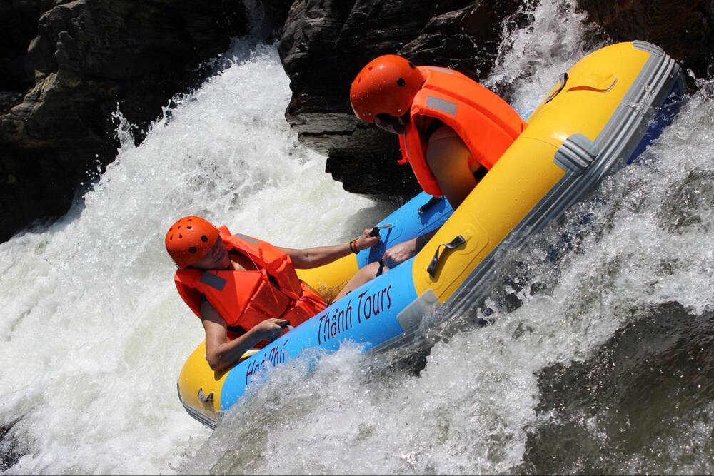 Trượt thác bằng xuồng cao su