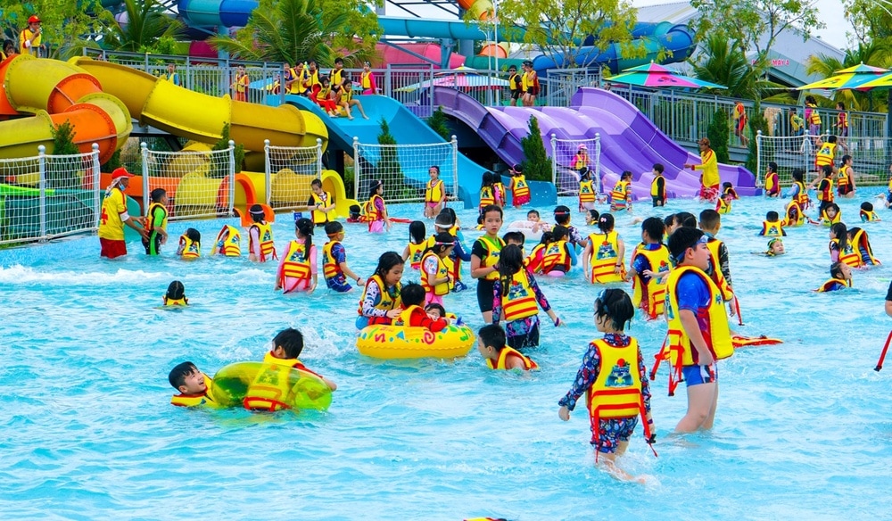 Công viên nước thu hút nhiều trẻ nhỏ