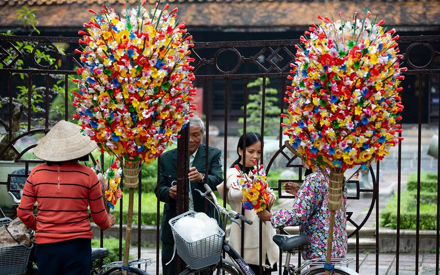 Mua hoa giấy trực tiếp tại làng 