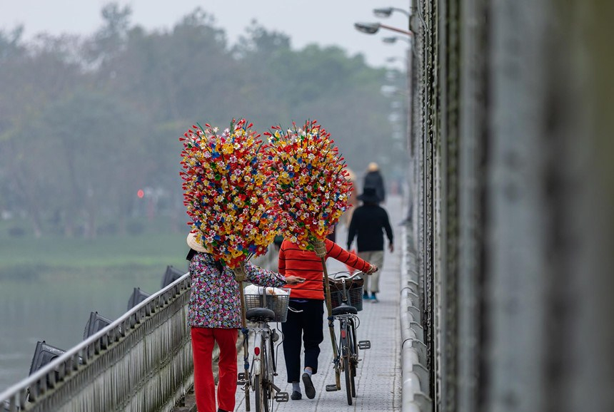 Giá bán của những bông hoa giấy chỉ dao động từ 5.000 VNĐ - 7.000 VNĐ một cành hoa giấy