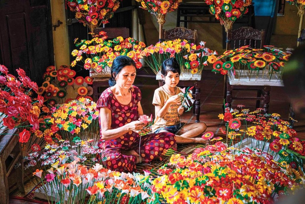 Trước khi đến công đoạn làm hoa, người thợ phải chuẩn bị nguyên liệu liệu cực kỳ kỹ lưỡng và có thể mất đến vài tháng