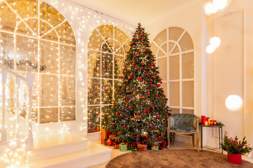 Interior,Christmas,Tree,Decorated,With,Red,Balls,,Stars,,Illuminations,,Gifts