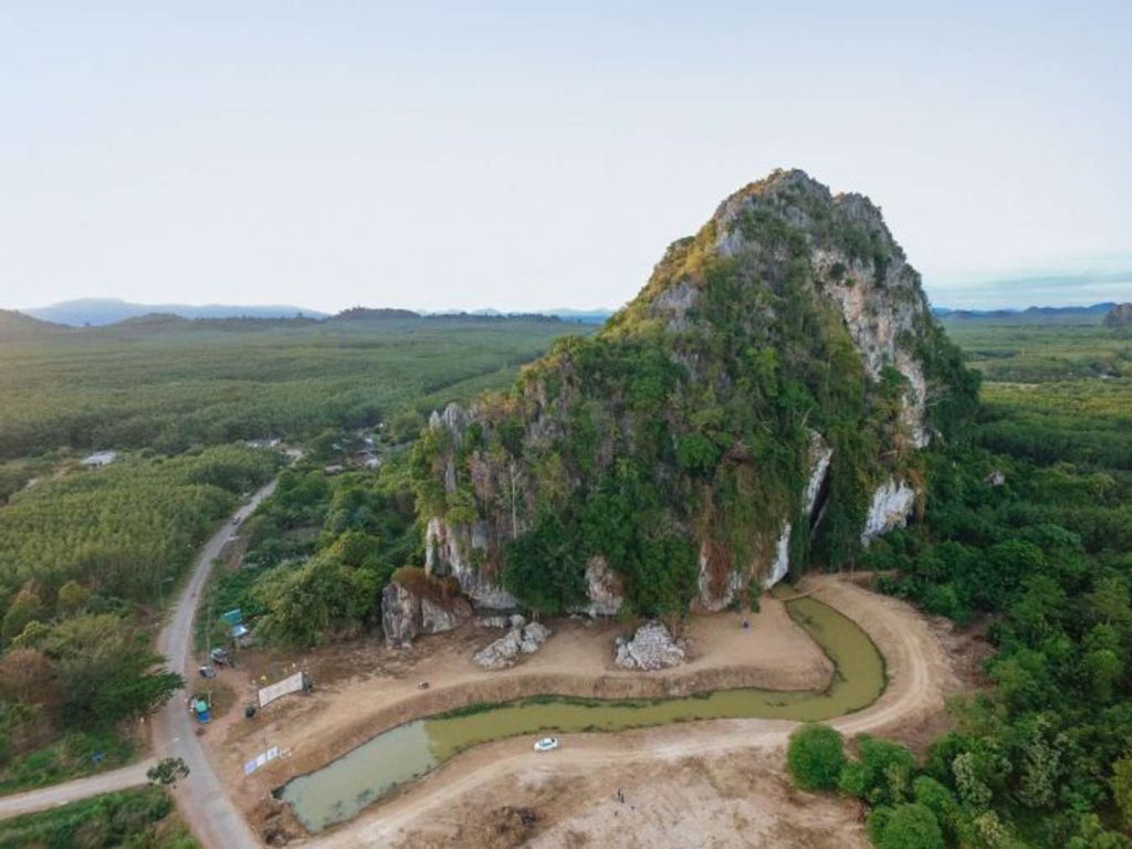 เขาชะอางคร่อมคลอง