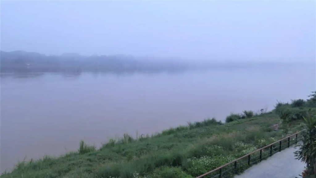 ทางเดินริมแม่น้ำโขง