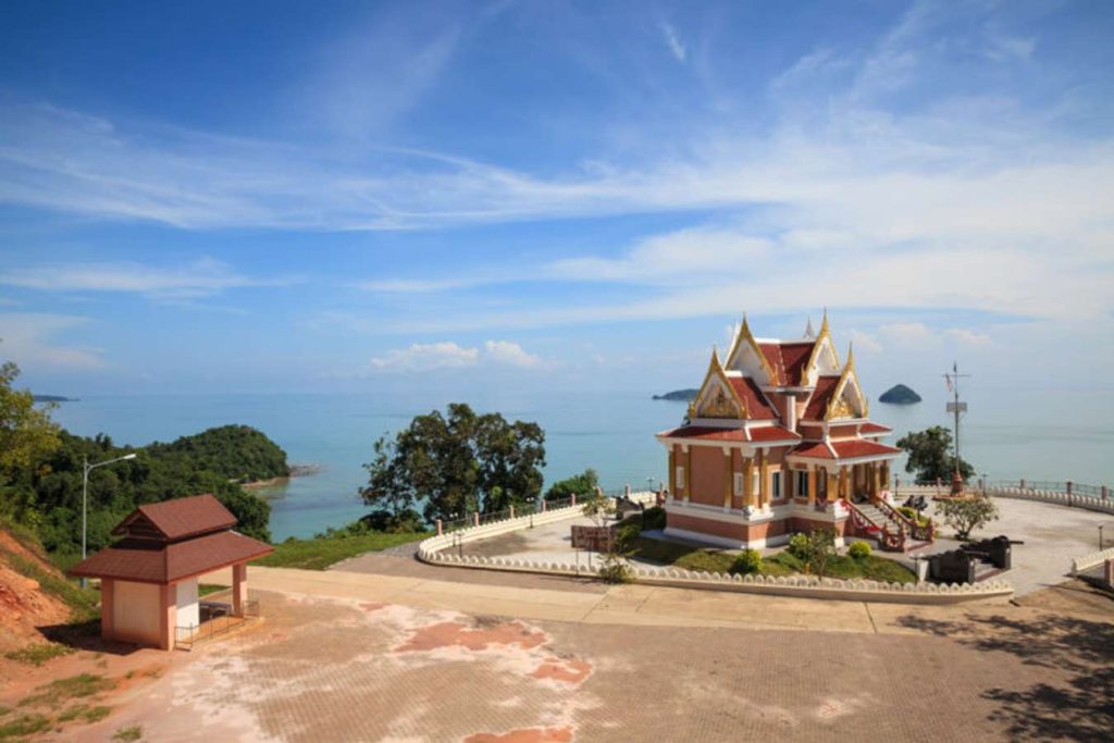 จังหวัดชุมพร จุดท่องเที่ยว ศาลกรมหลวงชุมพรเขตรอุดมศักดิ์ เขาหัวถ่าน