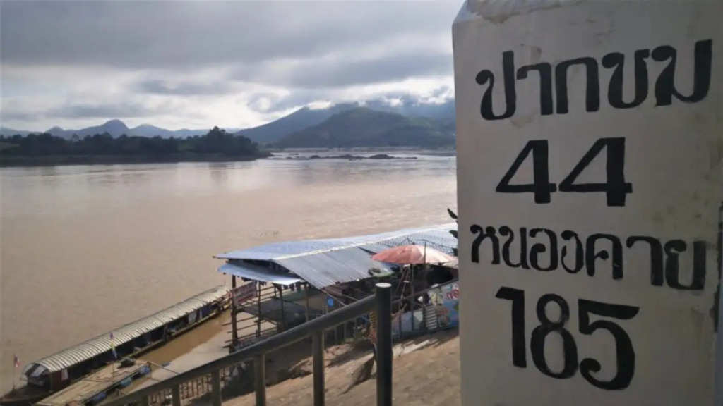 ล่องเรือชมวิวแม่น้ำโขง