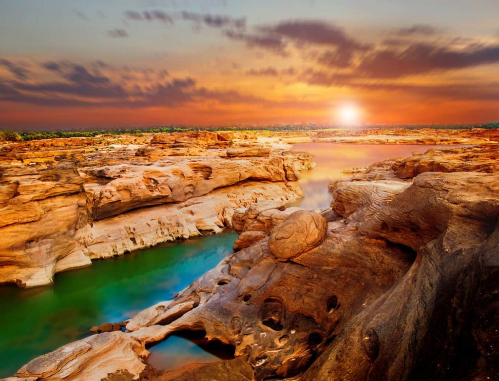 สามพันโบก